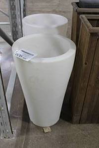 lot 606 image: Lot of (2) Plastic Planters