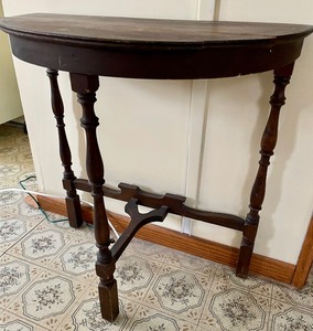 lot 27 image: Vintage Petite Accent Table