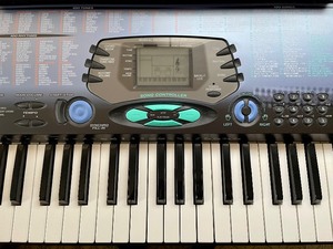lot 26 image: Radioshack MD-1160 Midi Keyboard
