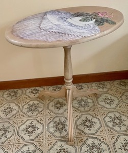 lot 30 image: Decorative Painted Accent Table