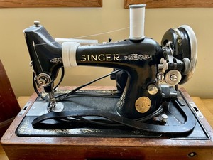 lot 42 image: Vintage Singer Sewing Machine