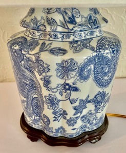 lot 62 image: Lovely Blue & White Floral Pattern Table Lamp