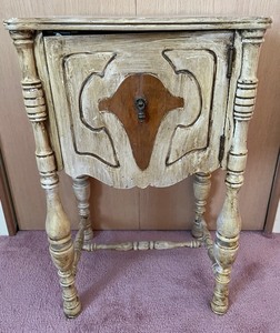 lot 70 image: Pretty Petite Painted Vintage Accent Table