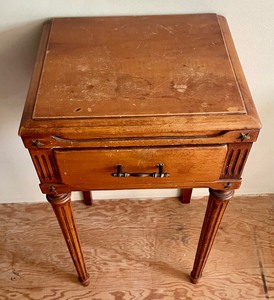 lot 66 image: Vintage Petite Accent Table
