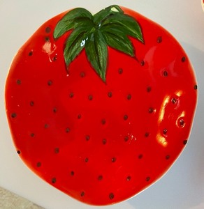 lot 65 image: Shallow Strawberry Bowls