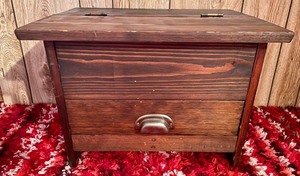 lot 86 image: Antique Barbers Shoe Shine Bench