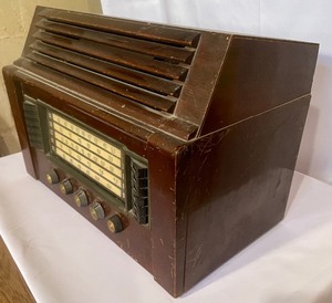 lot 196 image: Vintage General Electric Radio
