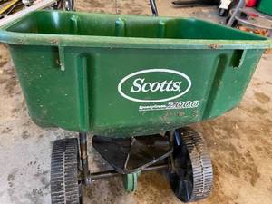 lot 226 image: Scotts Speedy Green 200 Fertilizer Spreader