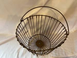 lot 236 image: Vintage Wire Egg Basket