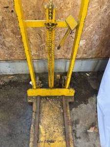 lot 252 image: Industrial Jack