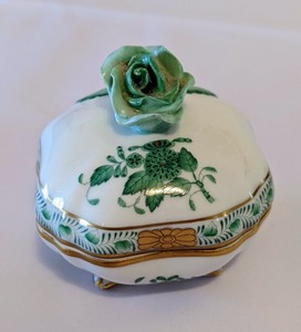 lot 151 image: Vintage Porcelain Trinket Boxes