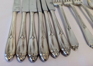 lot 156 image: 1847 Rogers & Bros Flatware- Remembrance