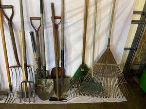 lot 285 image: Long Handled Tools