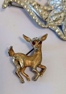 lot 166 image: Vintage Brooches