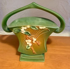 lot 7 image: Roseville Pottery Basket