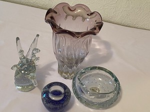 lot 15 image: Fun Vintage Art Glass Decorative Items