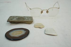 lot 32 image: vintage collectibles