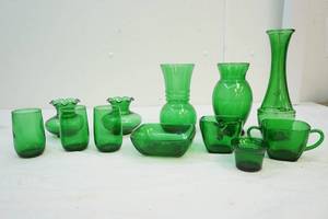 lot 36 image: vintage anchor hocking forest green glassware