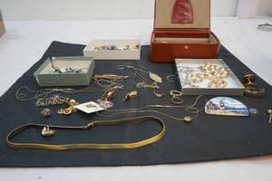 lot 64 image: jewelry