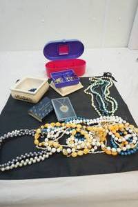 lot 65 image: jewelry