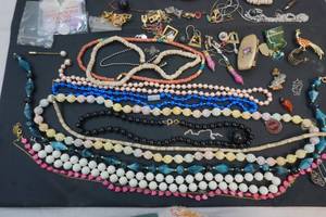 lot 66 image: jewelry