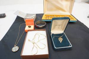 lot 69 image: jewelry