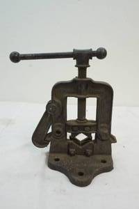 lot 74 image: vintage Reed cast iron pipe vise