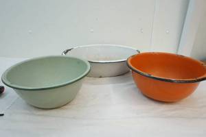 lot 89 image: enamel dish pans