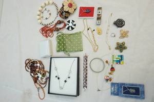 lot 128 image: jewelry