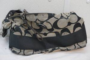 lot 132 image: Coach handbag