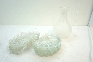 lot 185 image: glass luncheon plates