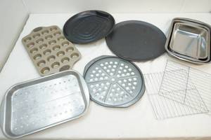 lot 207 image: Baking and cooking pans