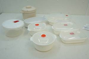 lot 211 image: Food containers and veggie cooker