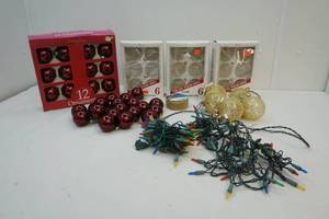 lot 242 image: Christmas decor