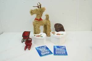 lot 251 image: Christmas decor