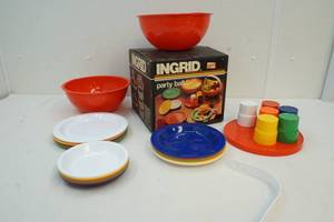 lot 264 image: Party ball dishware set