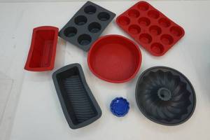 lot 265 image: Silicone bakeware set