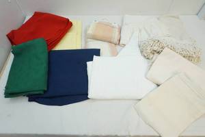 lot 267 image: Table clothsCloth napkins