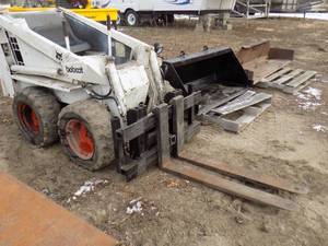 lot 18 image: Bobcat Clark 310 With Forks, Buckets & Extra Parts