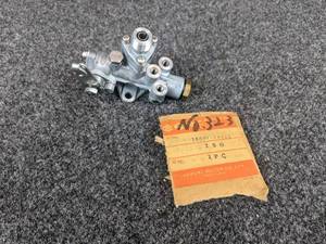 lot 1591 image: NOS - 1969-72 Suzuki T350 Oil Pump, Part No. 16001-18803
