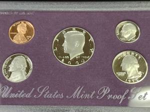 lot 137 image: 1990 Proof Coin Set...