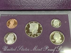 lot 139 image: 1992 Proof Coin Set...