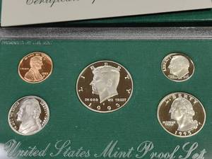 lot 142 image: 1995 Proof Coin Set...