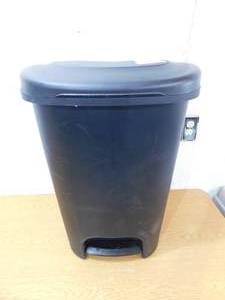 lot 20 image: Rubbermaid 13 Gallon Step On Trash Can