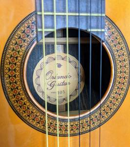 lot 30 image: Orlando Model 305 Guitar & Case - Vintage Japan Classical Acoustic