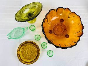 lot 50 image: A Collection of Vintage Glass Pieces