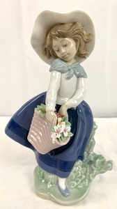 lot 36 image: Lladro Figurine  Pretty Pickings #5222 in Original Box