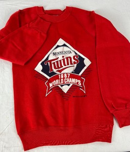 lot 126 image: 1987 Minnesota Twins WORLD CHAMPIONS Sweatshirt and T-Shirt