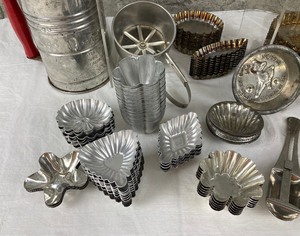 lot 13 image: Fabulous Vintage Aluminum Bakeware & Molds