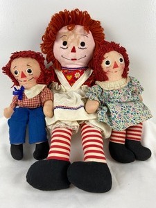 lot 140 image: Vintage Raggedy Ann & Andy  Hollie Hobby and Friends